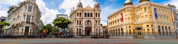 Prédio público histórico em praça arborizada