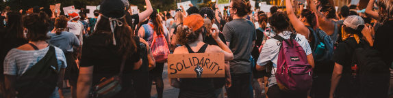 Manifestantes reunidos em rua durante protesto