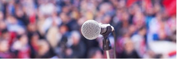 Microfone diante de plateia em evento público